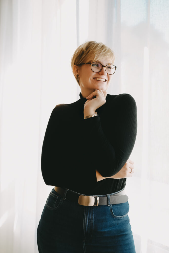 Eine Frau in einem Hellen Raum wie eine Studio-Umgebung.